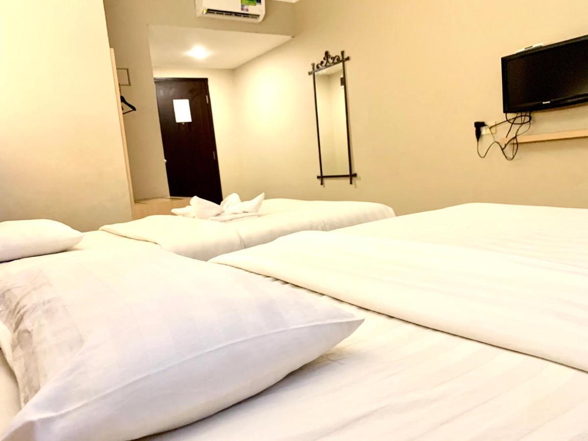 Sky View Hotel Managed By Os Batam Exteriör bild
